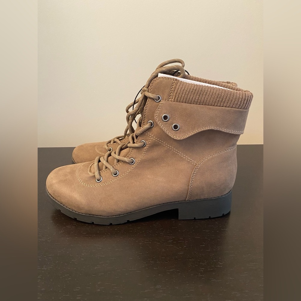 NWT Women’s St. John’s Bay Taupe Boot, Size 10 (M)